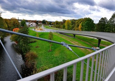 Die Schlangenbrücke über die Bundesstraße B 169 ist Teil des Logos zum Tag der Sachsen, den Frankenberg 2022 ausrichtet.