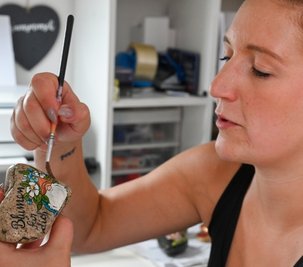 Die 35-jährige Mandy Rudel verkauft bemalte Natursteine als "MaruKreativ". 