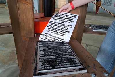 Hier werden Fake-News gedruckt: „Hoax Print“ von Borek Brindák.