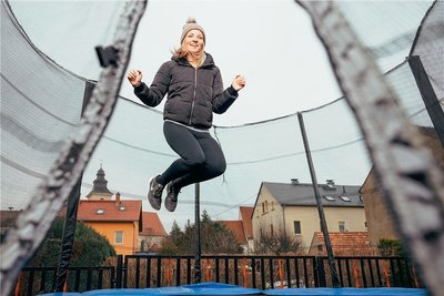 Post-Covid-Patientin Antje Pouva auf dem Trampolin. Hartes Training steigert ihre Kondition und Konzentration. 