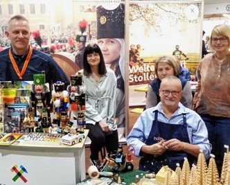 Uwe Löschner, Chef des Nussknackermuseums (l.) mit Handwerkern am Stand zur Reisemesse. 