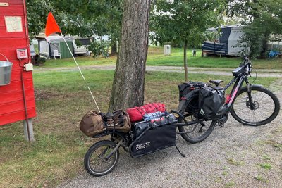 Ein E-Bike und ein vollgepackter Anhänger sind die Begleiter von Birgit Pfersich quer durch Deutschland. Auf dem Campingplatz an der Kober hat sie übernachtet.