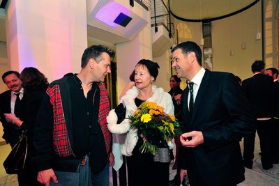 Die Oper „Le Grand Macabre“ von György Ligeti war im September 2013 die erste Premiere in der Intendanz von Christoph Dittrich (rechts). Das Bühnenbild stammte vom Künstler Georg Baselitz. Den Kontakt zu ihm hatte Kunstsammlungsdirektorin Ingrid Mössinger (Mitte) hergestellt. Das Foto entstand nach der Premiere. Links John Bock, der die Kostüme entwarf.