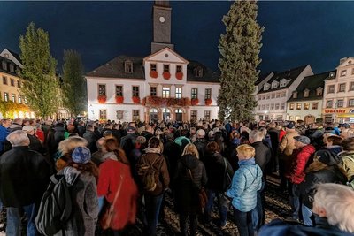 Geschätzt 500 Menschen strömten Anfang November zu einer Kundgebung auf den Rochlitzer Marktplatz. Das Thema der Demo lautete: "Krieg, Inflation, Klima- & Energiekrise; was tun?". 