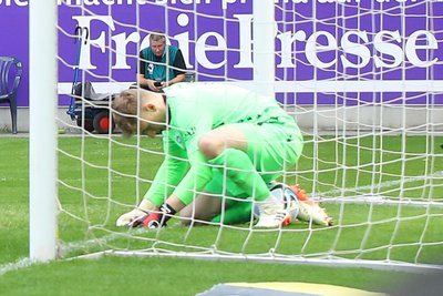 Kein Tor: So entschieden die Unparteiischen nach Erik Majetschaks Kopfball zum 2:0. Jonas Kersken, Bielefelds Keeper, dürfte das gefreut haben.