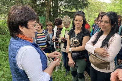 Die kräuterkundige Wanderleiterin Dolores Weck (links) sagt, dass Gundermannblätter in Kuvertüre schmecken wie After Eight.