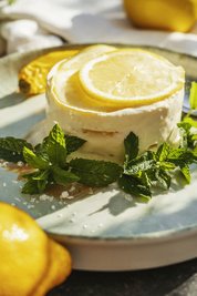 Cool und aromatisch nicht nur bei Hitze: geeister Zitronenschmand mit Salzkaramell.