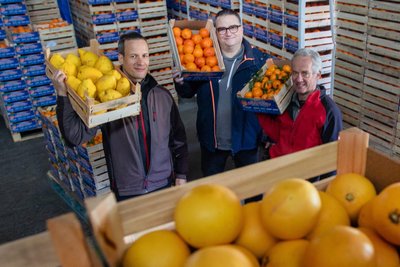 Arndt Grohmann (rechts) und sein Team stehen wieder in den Startlöchern für den Biofrüchte-Verkauf. Am 21. November geht es los. Vorher muss die Ware bestellt werden.