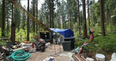 30 mal 30 Meter Fläche beansprucht die Firma für ihre Tätigkeit im Wald.