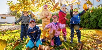Kinder der Olbernhauer Kindertagesstätte "Schwalbennest" freuen sich über die bunten Blätter. Welche Farbe das Laub annimmt, hängt unter anderem von der Feuchtigkeit und der Temperatur ab.
