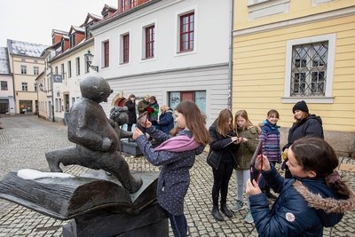 Endlich wieder Unterricht außerhalb des Klassenzimmers: Die Fünftklässler des Trias-Gymnasiums in Elsterberg erkundeten mit Blick durch die Kameralinse die Ausstellung der Plauener e.o.plauen-Galerie. 