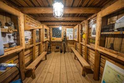 Der Bergbaulehrpfad wurde neu gestaltet: Im Bild ist die Nachbildung eines Stolleneingangs.