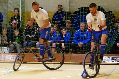 Die Niederlautersteiner Zweitliga-Radballer Paul Simon (l.) und Hendrik Neubert wollen ihren Heimvorteil nutzen.
