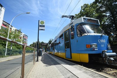 Tatra-Straßenbahnen prägten jahrzehntelang das Bild der Stadt mit. Obwohl eigentlich längst verabschiedet, kommen einige der Bahnen bei reparaturbedingten Engpässen hin und wieder immer noch zum Einsatz. 