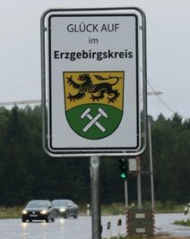 Die ersten Begrüßungsschilder stehen seit einigen Tagen - wie hier nahe Schneeberg. 