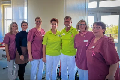 Das Team Brustzentrums mit Chefarzt Dr. Stefan Hupfer und Schwester Katja (2. v. r.).