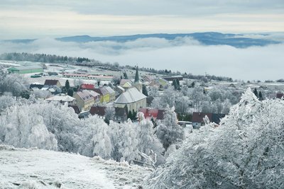 Rund um die tschechische Gemeinde Kupferberg (Měděnec) bildeten sich bis zu zwölf Zentimeter lange Nebelfrostablagerungen.