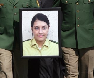 Beim Trauerzug in Baden-Württemberg trugen Polizisten das Porträt der ermordeten Kollegin Michèle Kiesewetter vor sich her.