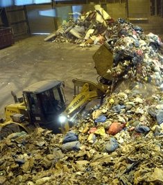 Mit Radladern wird der angelieferte Müll der Sortierung zugeführt.