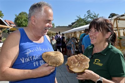 Gunnar Rudolph aus Neuwürschnitz hat sich von Pilzberaterin Angelika Tauscher Tipps geholt.