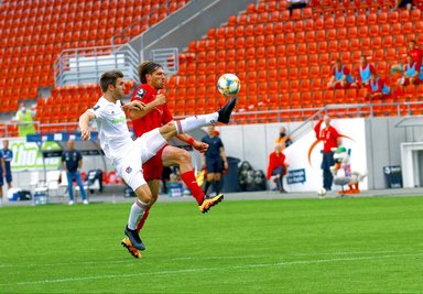 Ronny König vom FSV Zwickau (rechts) im Kampf um den Ball beim Spiel gegen Unterhaching. 