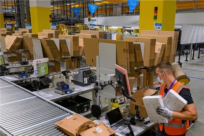 Eryk (24) stammt aus Polen. 1000 Kilometer fern der Heimat will er bei Amazon Karriere machen.