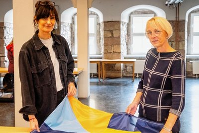 Die Teilnehmenden wie Ina Gorges (rechts) kamen aus der Region, in ihrem Fall mit der Lust, zusammenzuarbeiten und mehr über den "Purple Path" zu erfahren. Links im Bild Künstlerin Anja Schwörer. 