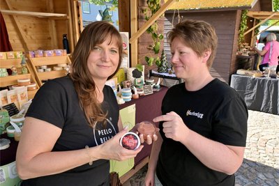Andrea-Damaris Heinze aus Oelsnitz, Inhaberin von Peelobella (l.) im Gespräch mit Susanne Kaltofen aus Lugau.