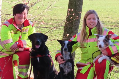 Jana Wagenlehner (links) und Caro Deppler mit ihren tierischen Einsatzkräften.
