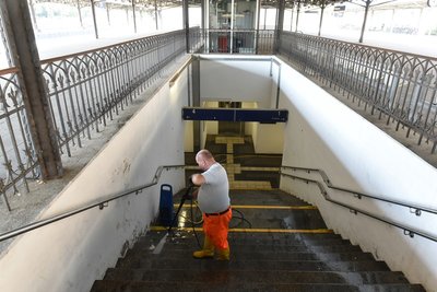 Der Bahnhof wird nach dem Vorfall am Mittwochabend gesäubert.