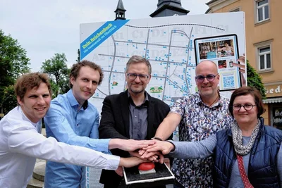 Severin Zähringer und Robert Seidel vom Citymanagement, OB Raphael Kürzinger, Gewerbevereinschef Benedikt Lommer und Händlerin Antje Bochmann (von links) schalteten im Juli 2021 symbolisch das Online-Kaufhaus frei.