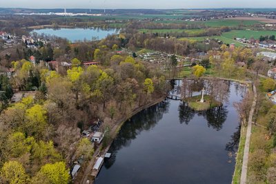 Vom Stausee Glauchau (im Hintergrund) wird künftig Wasser in den Gründelteich gepumpt.