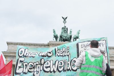 Unter dem Motto "Stahl hat Zukunft – bei uns!" marschierten in Berlin Stahlarbeiter vom Brandenburger Tor zum Bundeswirtschaftsministerium.
