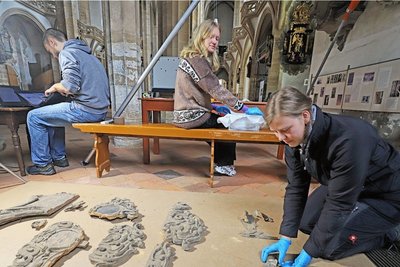 Die Restaurierungsstudierenden Ronja Bernhardt, Luisa Pronadl und Lucas Marz (v. r.) sichern Einzelteile eines bislang unbekannten Epitaphs im Freiberger Dom. 