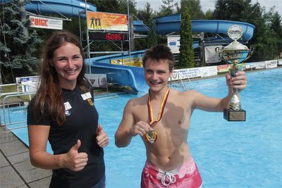 Lucas Lindner wurde 2019 im Sportbad zum Deutschen Wasserrutschenmeister gekürt. Zur Siegerehrung gratulierte ihm die inzwischen mehrmalige Rennrodel-Weltcupsiegerin Julia Taubitz.