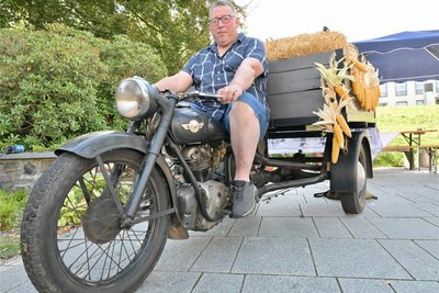 Torsten Hartmann aus Oelsnitz durfte auf dem Awo-Eigenbau eines Bekannten Probesitzen – den Bauernmarkt findet er gut.