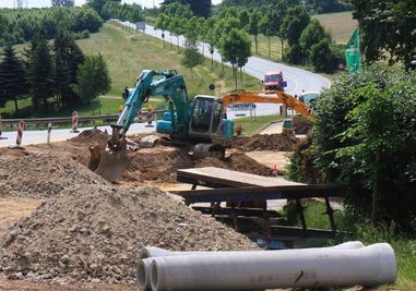 
              <p class="artikelinhalt">Nach dem Arbeitsunfall mit tödlichem Ausgang vom Mittwochabend stehen die Maschinen auf der Baustelle voraussichtlich bis nächste Woche still.</p>
            