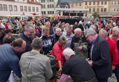 Nach dem Festbieranstich gab es ein Fass Freibier. Zuvor musste sich aber Rathauschef Thomas Eulenberger ins Zeug legen. Dabei schauten auch Landrat Matthias Damm (vorn r.) und Umweltminister Thomas Schmidt (vorn 2. v. l.) zu.