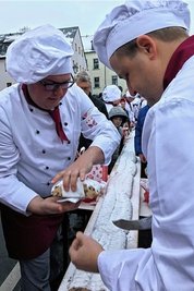 Der Stollen wurde zugunsten der Jugendfeuerwehr verkauft.