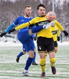Augen zu und durch: Plauens Daniel Heinrich setzt sich hier gegen seinen Gegenspieler durch. Erst in der zweiten Halbzeit drehte der VFC auf und das Spiel zu einem deutlichen 6:2-Heimsieg. 