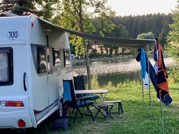 Camper haben den Forstteich längst für sich entdeckt. Sie urlauben direkt am Ufer oder mit Blick aufs Wasser. 