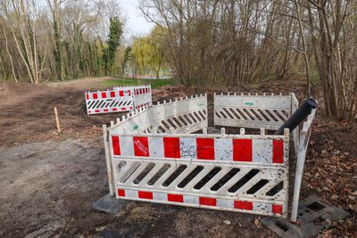 In der Nähe des Parkplatzes am Naundorfer Wiesenweg sind die ersten Arbeiten sichtbar.