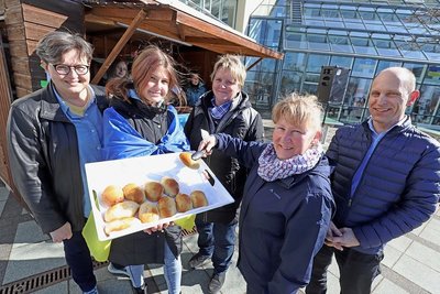 Schülerin Dayana Gladka (2. v. l.) hat ukrainische Wurzeln und bot zum Solidaritätstag traditionelles Gebäck ihrer Heimat an. Die Organisatorinnen des Tages am Bernard-von-Cotta-Gymnasium Babett Vogel (l.), Christine Sieber (M.), Silke Wenzel sowie Schulleiter Dirk Barthel kosteten davon. 