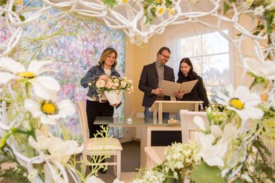 Claudia Müller, David Mühl und Joline Freund (v. l.) von der Gemeindeverwaltung Mildenau bereiten das Trauzimmer im Rathaus für die zweite Hochzeitsmesse vor.