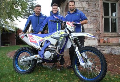 Für "Rund um Zschopau" hat sich das Enduro-Team von Marcus Kehr (l.) prominente Verstärkung geholt. Sherco-Pilot Theophile Espinasse (2.v.l.), frischgebackener Junioren-Vizeweltmeister aus Frankreich (im Bild mit seinem Mechaniker Thomas Viola), ist für die Truppe aus Flöha gestartet.