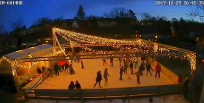 Über eine Webcam konnten Interessenten stets einen Blick auf die Eisbahn auf dem Parkplatz am "Klein-Erzgebirge" werfen. Meist war sie - so wie hier am 29. Dezember 2017 - sehr gut gefüllt.