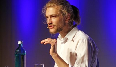 Max-Walter Weise bei seinem Auftritt im Freiberger Tivoli. Er präsentierte Texte seiner Bachelor-Prüfung.