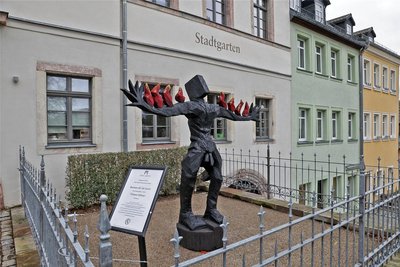 Im Skulpturengarten zeigt Tilmann Röhner derzeit seine Holzskulptur „Brennen für die Kunst“.