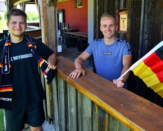 Jonas Wenzel (l.) und der neue Clubchef Erik Militzer freuen sich auf das Public Viewing beim Jugendclub Berthelsdorf in Hainichen. 