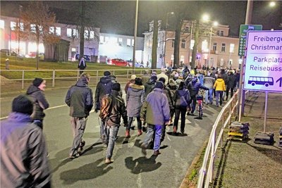 Die rund 360 Teilnehmer am Montagsaufzug bewegten sich vom Albertpark aus zunächst in Richtung Bebelplatz. 